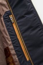 Nahaufnahme der Innenseite der Moorer Daunen-Strickjacke 'Duncan' navy, mit weichem Strick aus Wolle, Seide, Cashmere und leichter Daunen-Steppfront.
