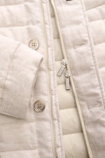 Close-up front view of Moorer Down jacket 'Zavyer' beige mottled showing quilted pure linen fabric, two-way zip, buttons, and leather collar detail. The elegant quilted jacket 'Zavyer' by MOORER will see you through the transitional season in style. Thank