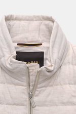 Close-up front view of the Moorer Down jacket 'Alec' beige melange showing the collar, zipper with branded pull, and quilted pure linen fabric. This elegant quilted jacket 'Alec' by MOORER will see you through the changing seasons in style. The lightweigh