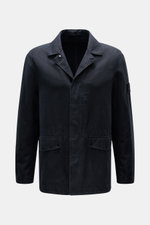 Stone Island Jacke 'Ghost Piece' navy, frontal fotografiert, Slim Fit, Leinen-Mix, verdeckte Knopfleiste, variabler Kragen, Hüfttaschen mit Patte, tonales Ärmel-Badge.