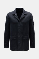 Stone Island Jacke 'Ghost Piece' navy, frontal fotografiert, Slim Fit, Leinen-Mix, verdeckte Knopfleiste, variabler Kragen, Hüfttaschen mit Patte, tonales Ärmel-Badge.