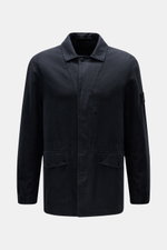 Stone Island Jacke 'Ghost Piece' navy, Frontansicht, Slim Fit Übergangsjacke aus Leinen-Mix mit verdeckter Knopfleiste, Kragen, Hüfttaschen und Ärmelbadge.