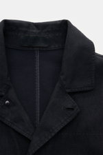 Stone Island Jacke 'Ghost Piece' navy aus Leinen-Mix, Slim Fit, verdeckte Knopfleiste, variabler Kragen, tonales Badge, Detailfoto Kragen frontal.