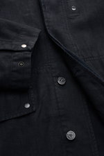 Nahaufnahme der Stone Island Jacke 'Ghost Piece' navy aus Leinen-Mix mit verdeckter Knopfleiste, Slim Fit und tonalen Druckknöpfen.