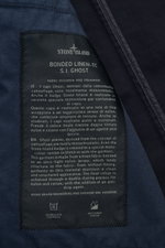 Stone Island Jacke 'Ghost Piece' navy Nahaufnahme des Innenetiketts, Leinen-Mix, Slim Fit, verdeckte Knopfleiste, variabler Kragen, tonales Badge.