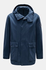 Stone Island Jacke 'Ghost Piece' dunkelblau, sportiv, aus hochwertiger Microfaser mit Kapuze, Fronttaschen, Logo-Badge, elastischen Bündchen, robustem Reißverschluss, Windblende, Regular Fit, frontale Ansicht.