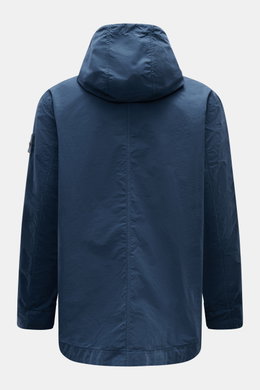 Stone Island Jacke 'Ghost Piece' dunkelblau, Rückansicht, Kapuze, Microfaser, regenabweisend, elastische Ärmelbündchen, Logo-Badge am Oberarm.