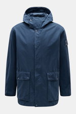 Stone Island Jacke 'Ghost Piece' dunkelblau, frontale Nahaufnahme, sportive Microfaser mit Kapuze, Zwei-Wege-Reißverschluss, Windblende, Fronttaschen, elastische Ärmelbündchen, Logo-Badge, Regular Fit, regenabweisend, Unconstructed Design.