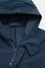 Stone Island Jacke 'Ghost Piece' dunkelblau, Nahaufnahme von Kapuze, robustem Zwei-Wege-Reißverschluss, Knopfleiste, Microfaser, Windblende, regulärer Passform.