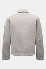 Stone Island Jacke 'Ghost Piece' hellgrau, Rückansicht, Slim Fit, Microfaser, Druckknopfleiste, Umlegekragen, Fronttaschen, Kompass-Badge, Ärmel mit Druckknopf.
