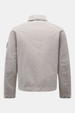 Stone Island Jacke 'Ghost Piece' hellgrau, Rückansicht, Slim Fit, Microfaser, Druckknopfleiste, Umlegekragen, Fronttaschen, Kompass-Badge, Ärmel mit Druckknopf.