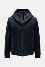 Stone Island Jacke "All-Weather S.I. Ghost Piece" navy, frontale Ansicht, Baumwollcanvas, wind- und wasserabweisend, Slim Fit, Kapuze, Fronttaschen, Zwei-Wege-Reißverschluss.