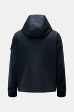 Stone Island Jacke "All-Weather S.I. Ghost Piece" navy, Rückansicht, Kapuze, Slim Fit, wind- und wasserabweisend, Baumwollcanvas, Fronttaschen, verstellbarer Saum.