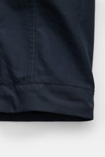 Stone Island Jacke 'All-Weather S.I. Ghost Piece' navy in Nahaufnahme vom Saum, Baumwollcanvas, wind- und wasserabweisend, Slim Fit.