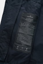 Nahaufnahme der Innenseite der Stone Island Jacke 'All-Weather S.I. Ghost Piece' navy, Baumwollcanvas mit Label zu Funktion, Komfort, wind- und wasserabweisend.