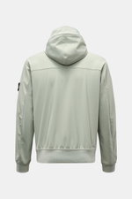 Stone Island Blouson 'Light Soft Shell-R' salbei shown from the back, featuring a hood, elastic cuffs and hem, and smooth, wind- and water-resistant microfiber fabric. Stil trifft Funktion: Die Soft Shell Jacke von STONE ISLAND überzeugt mit sportivem Des