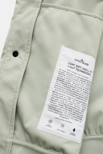 Close-up inside view of the Stone Island Blouson 'Light Soft Shell-R' salbei showing the light green mesh lining and white fabric care label.

Description (including the given content):
<p>Stil trifft Funktion: Die Soft Shell Jacke von STONE ISLAND überze