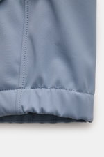 Stone Island Jacke 'Light Soft Shell-R' rauchblau shown in close-up from the sleeve cuff perspective, highlighting smooth microfiber fabric with wind- and water-resistant properties, elastic cuffs, and fine stitching. <p>Stil trifft Funktion: Die Soft She