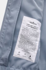 Close-up inside view of Stone Island Jacke 'Light Soft Shell-R' rauchblau showing white fabric label detailing e.dye® technology and material properties.

Description (incorporating provided content): Stil trifft Funktion: Die Soft Shell Jacke von STONE I