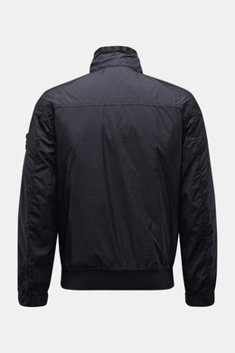 Rückansicht des Stone Island Blouson 'Garment Dyed Crinkle Reps NY' navy aus Microfaser mit Knittereffekt, Slim Fit, elastischen Bündchen und Kompass-Badge.