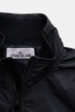 Stone Island Blouson 'Garment Dyed Crinkle Reps NY' navy, Detailaufnahme von Stehkragen, Reißverschluss und Microfaser mit Knittereffekt, wind- und wasserabweisend, Slim Fit.