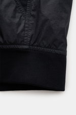 Stone Island Blouson 'Garment Dyed Crinkle Reps NY' navy, Detailaufnahme von Ärmelbündchen und Material mit Knittereffekt, Microfaser, wind- und wasserabweisend, Slim Fit.