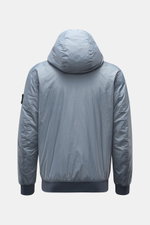 Stone Island Blouson 'Garment Dyed Crinkle Reps NY' rauchblau shown from the back, lightweight microfaser with crinkle effect, hooded, slim fit, elastic cuffs and hem.