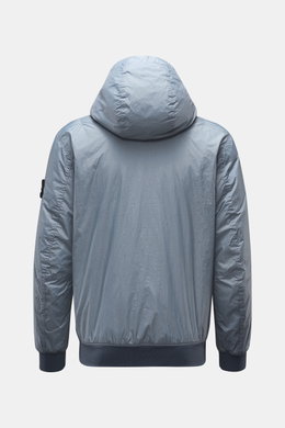 Stone Island Blouson 'Garment Dyed Crinkle Reps NY' rauchblau shown from the back, lightweight microfaser with crinkle effect, hooded, slim fit, elastic cuffs and hem.