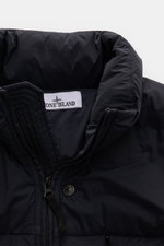 Stone Island Daunenjacke 'Seamless Tunnel Nylon Down-TC' dark navy shown close-up from the front top perspective, highlighting high collar, two-way zipper, garment-dyed microfiber with water-repellent finish, lightweight responsible down fill, slim fit, e