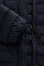 Stone Island Daunenjacke 'Seamless Tunnel Nylon Down-TC' dark navy close-up front view showing two-way zipper, elastic cuff, and quilted microfiber fabric with light down fill. Die Jacke 'Seamless Tunnel Nylon Down-TC' von STONE ISLAND überzeugt mit innov