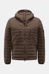 Front view of Stone Island Daunenjacke 'Seamless Tunnel Nylon Down-TC' braun, a slim fit brown down jacket with hood, high zip, water-repellent microfiber, elastic cuffs, zippered pockets, and compass badge, featuring lightweight responsible down filling 