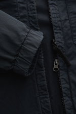 Close-up front view of the Stone Island Blouson 'Stretch Cotton Twill-TC' navy, showing elastic cuff and robust two-way zipper. Sportives Frühlings-Essential: Mit seinem leichten Baumwollmaterial wird der STONE ISLAND Blouson zum idealen Begleiter an wärm