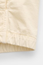 Close-up from the side of the elastic hem of the Stone Island Blouson 'Stretch Cotton Twill-TC' creme, showcasing its lightweight, soft, elastic cotton fabric and fine stitching. 

<p>Sportives Frühlings-Essential: Mit seinem leichten Baumwollmaterial wir