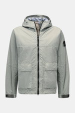 Stone Island Jacke 'Membrana' salbei, frontale Ansicht, dreilagiges, wind- und wasserabweisendes Microfaser-Funktionsgewebe, Kapuze, Kompass-Badge am Ärmel.