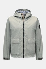 Stone Island Jacke 'Membrana' salbei, frontale Ansicht, dreilagiges, wind- und wasserabweisendes Microfaser-Funktionsgewebe, Kapuze, Kompass-Badge am Ärmel.