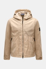 Front view of Stone Island Jacke 'Organic-Look Nylon Panama-TC' beige, a slim fit, water-repellent microfiber canvas jacket with hood and zippered pockets.

Description: <p>Mit der Jacke 'Organic-Look Nylon Panama-TC' präsentiert STONE ISLAND ein modernes