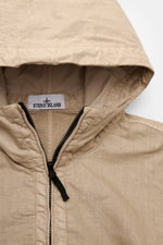 Stone Island Jacke 'Organic-Look Nylon Panama-TC' beige shown from a close-up top-front view, highlighting hood, black two-way zipper, and textured microfiber canvas. <p>Mit der Jacke 'Organic-Look Nylon Panama-TC' präsentiert STONE ISLAND ein modernes Mo