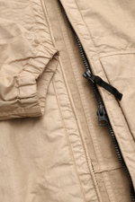 Close-up front view of Stone Island Jacke 'Organic-Look Nylon Panama-TC' beige showing zipper and elastic cuff details.

<p>Mit der Jacke 'Organic-Look Nylon Panama-TC' präsentiert STONE ISLAND ein modernes Modell aus dicht gewebtem Microfaser-Canvas mit 