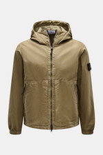 Front view of Stone Island Jacke 'Organic-Look Nylon Panama-TC' oliv, an olive green slim fit jacket with hood, zippers, and arm badge. 

<p>Mit der Jacke 'Organic-Look Nylon Panama-TC' präsentiert STONE ISLAND ein modernes Modell aus dicht gewebtem Micro