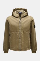 Front view of Stone Island Jacke 'Organic-Look Nylon Panama-TC' oliv, an olive green slim fit jacket with hood, zippers, and arm badge. 

<p>Mit der Jacke 'Organic-Look Nylon Panama-TC' präsentiert STONE ISLAND ein modernes Modell aus dicht gewebtem Micro