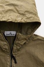 Close-up front view of Stone Island Jacke 'Organic-Look Nylon Panama-TC' oliv, showing hood, zipper, and fabric texture.

Description: <p>Mit der Jacke 'Organic-Look Nylon Panama-TC' präsentiert STONE ISLAND ein modernes Modell aus dicht gewebtem Microfas