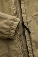 Close-up front view of Stone Island Jacke 'Organic-Look Nylon Panama-TC' oliv, showing elastic cuff, two-way zipper, and olive microfiber canvas fabric.

Description: <p>Mit der Jacke 'Organic-Look Nylon Panama-TC' präsentiert STONE ISLAND ein modernes Mo