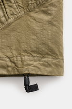 Close-up of the hem with adjustable drawstring of the Stone Island Jacke 'Organic-Look Nylon Panama-TC' oliv, photographed from the front bottom perspective.

<p>Mit der Jacke 'Organic-Look Nylon Panama-TC' präsentiert STONE ISLAND ein modernes Modell aus