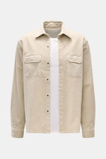 Frontale Nahaufnahme des 04651/ A trip in a bag Cord-Overshirt sand aus leicht elastischem Baumwoll-Cord mit Regular Fit, Umlegekragen, Druckknopfleiste und zwei aufgesetzten Brusttaschen aus Kontraststoff.