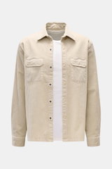 Frontale Nahaufnahme des 04651/ A trip in a bag Cord-Overshirt sand aus leicht elastischem Baumwoll-Cord mit Regular Fit, Umlegekragen, Druckknopfleiste und zwei aufgesetzten Brusttaschen aus Kontraststoff.