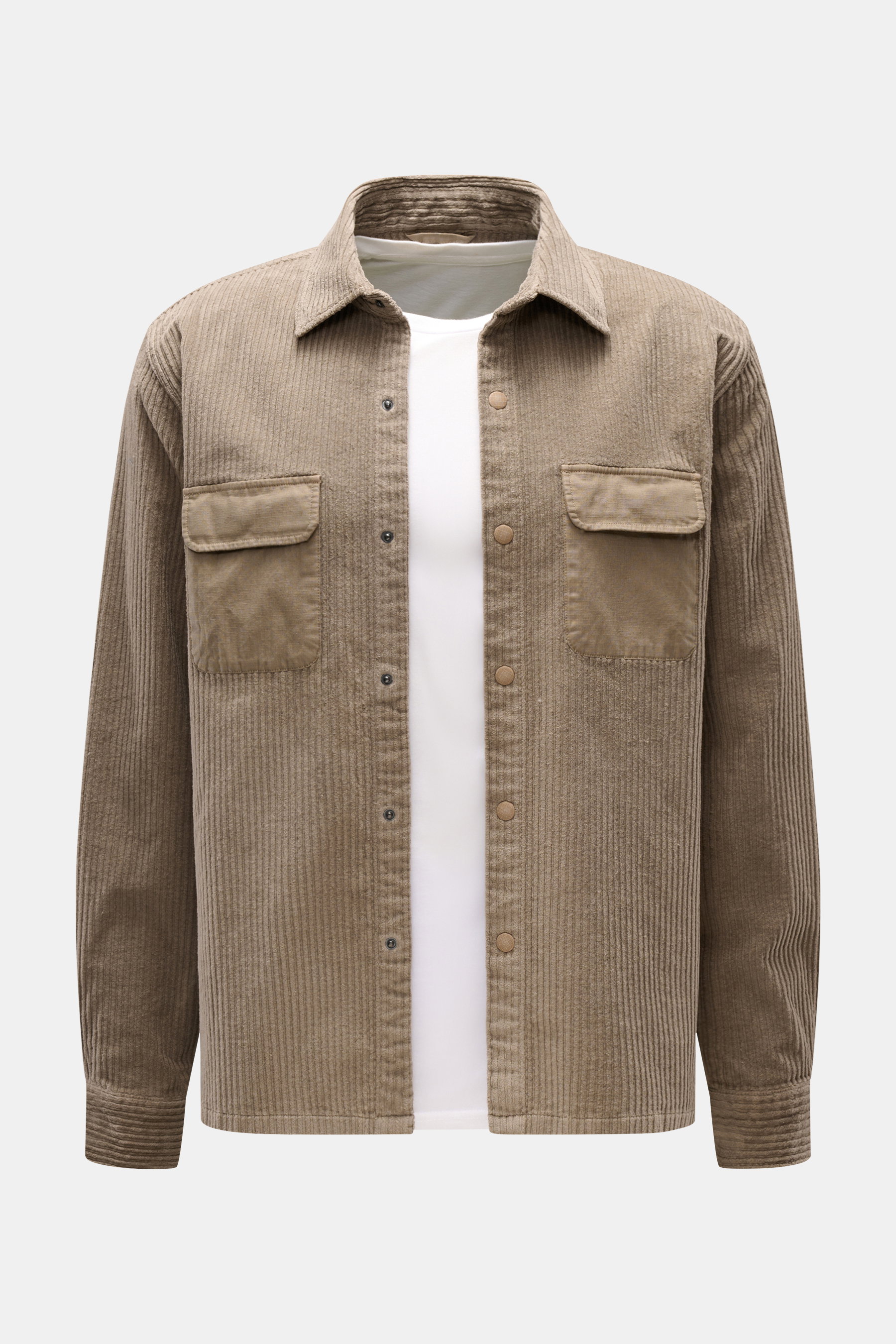 Frontale Nahaufnahme eines ungefütterten 04651/ A trip in a bag Cord-Overshirt taupe aus leicht elastischem Baumwoll-Cord mit Umlegekragen, Druckknopfleiste, Manschetten und zwei aufgesetzten Brusttaschen aus Kontraststoff.