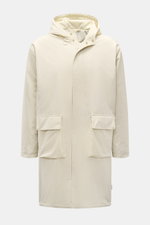Frontansicht eines sandfarbenen 04651/ A trip in a bag Parka 'The Coat' mit Kapuze, Reißverschluss, Windblende, Fronttaschen, Regular Fit und kontrastfarbenem Futter.