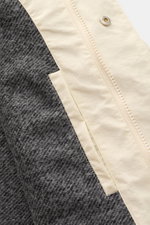 Nahaufnahme des 04651/ A trip in a bag Parka 'The Coat' sand von innen mit kontrastfarbenem Futter, Innentasche und Reißverschluss.