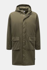 Frontansicht des olivgrünen 04651/ A trip in a bag Parka 'The Coat' mit Kapuze, Reißverschluss, Windblende, aufgesetzten Taschen, Regular Fit.