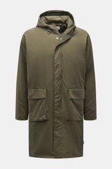 Frontansicht des olivgrünen 04651/ A trip in a bag Parka 'The Coat' mit Kapuze, Reißverschluss, Windblende, aufgesetzten Taschen, Regular Fit.